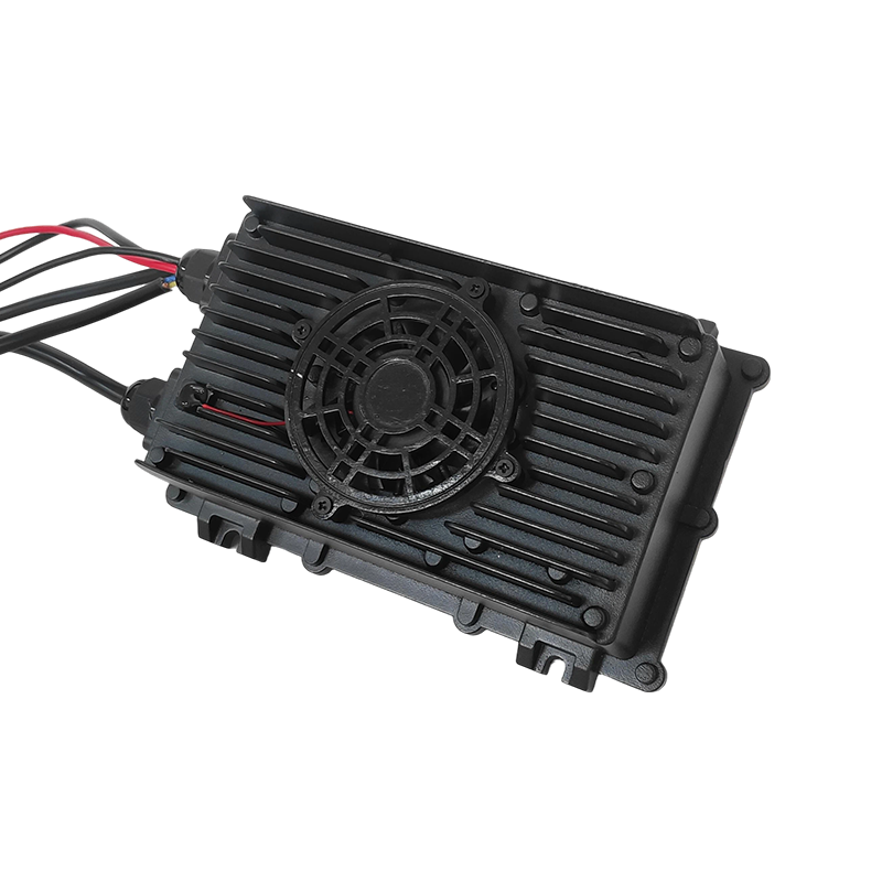 フォークリフトおよび産業車両用の 360W オンボードバッテリー充電器