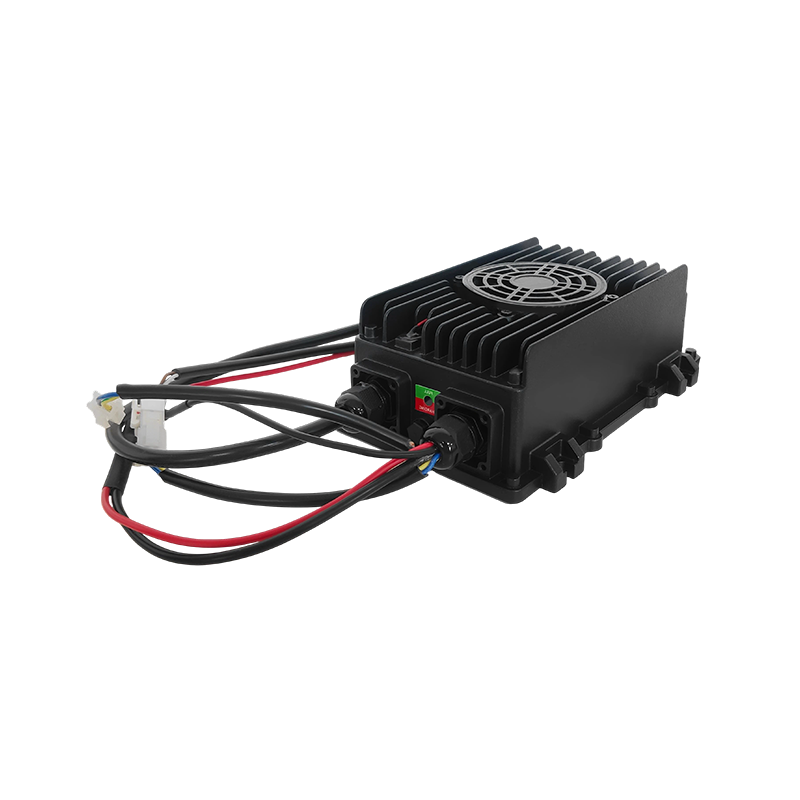 フォークリフトおよび産業車両用の 360W オンボードバッテリー充電器